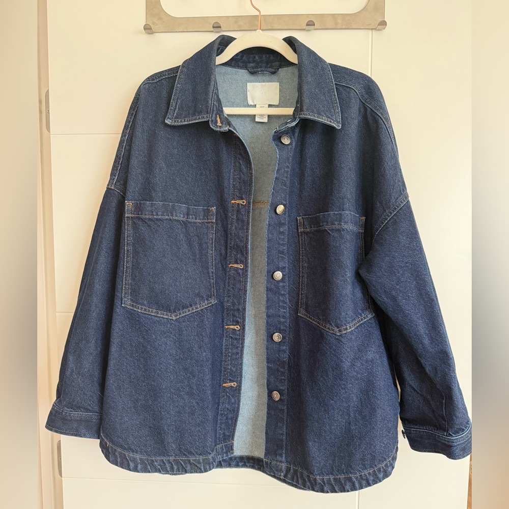 ✨ For Sale: H&M Oversized Denim Shirt Jacket - Size medium/large ✨